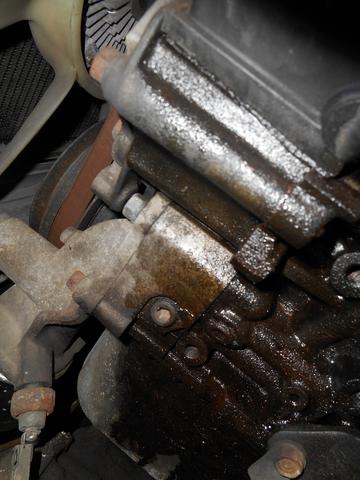 Kühlwasser läuft aus dem Motorblock
