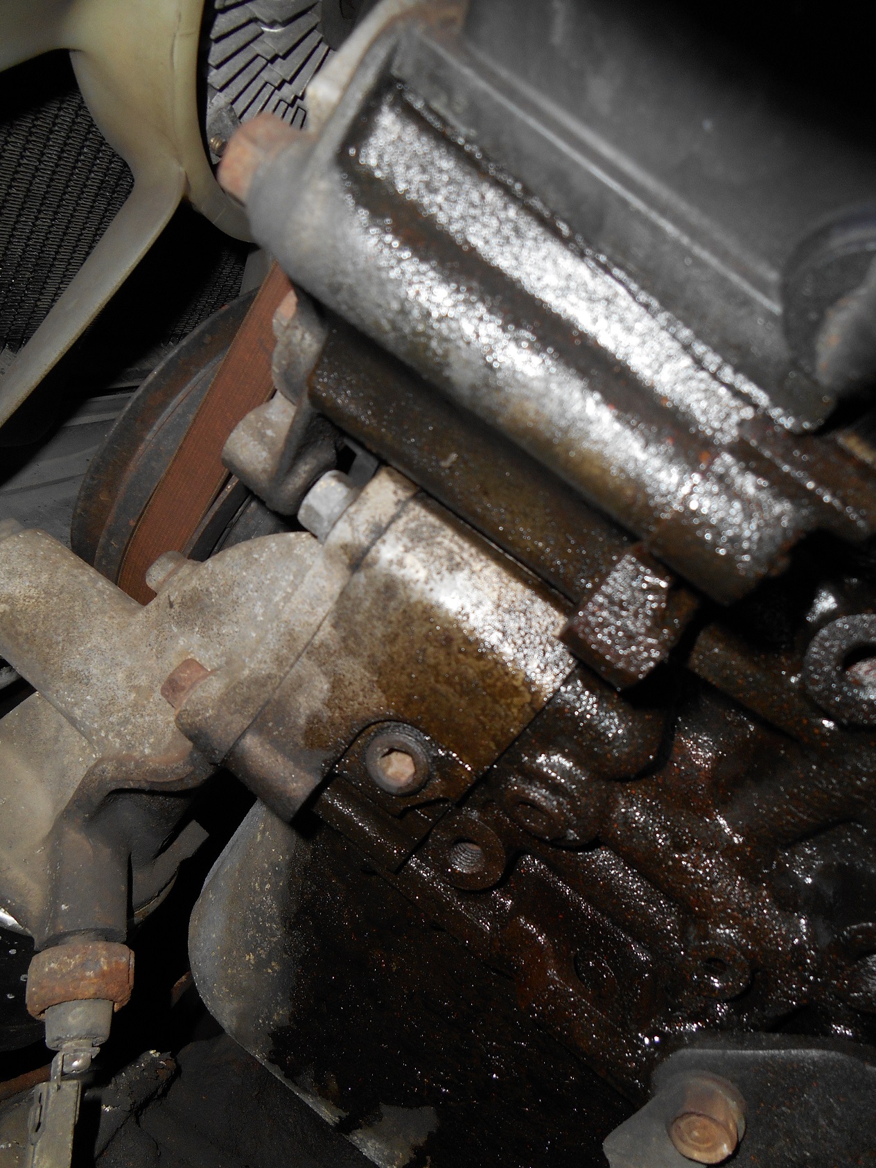 Kühlwasser läuft aus dem Motorblock (Motor, Schaden, Zylinderkopfdichtung)