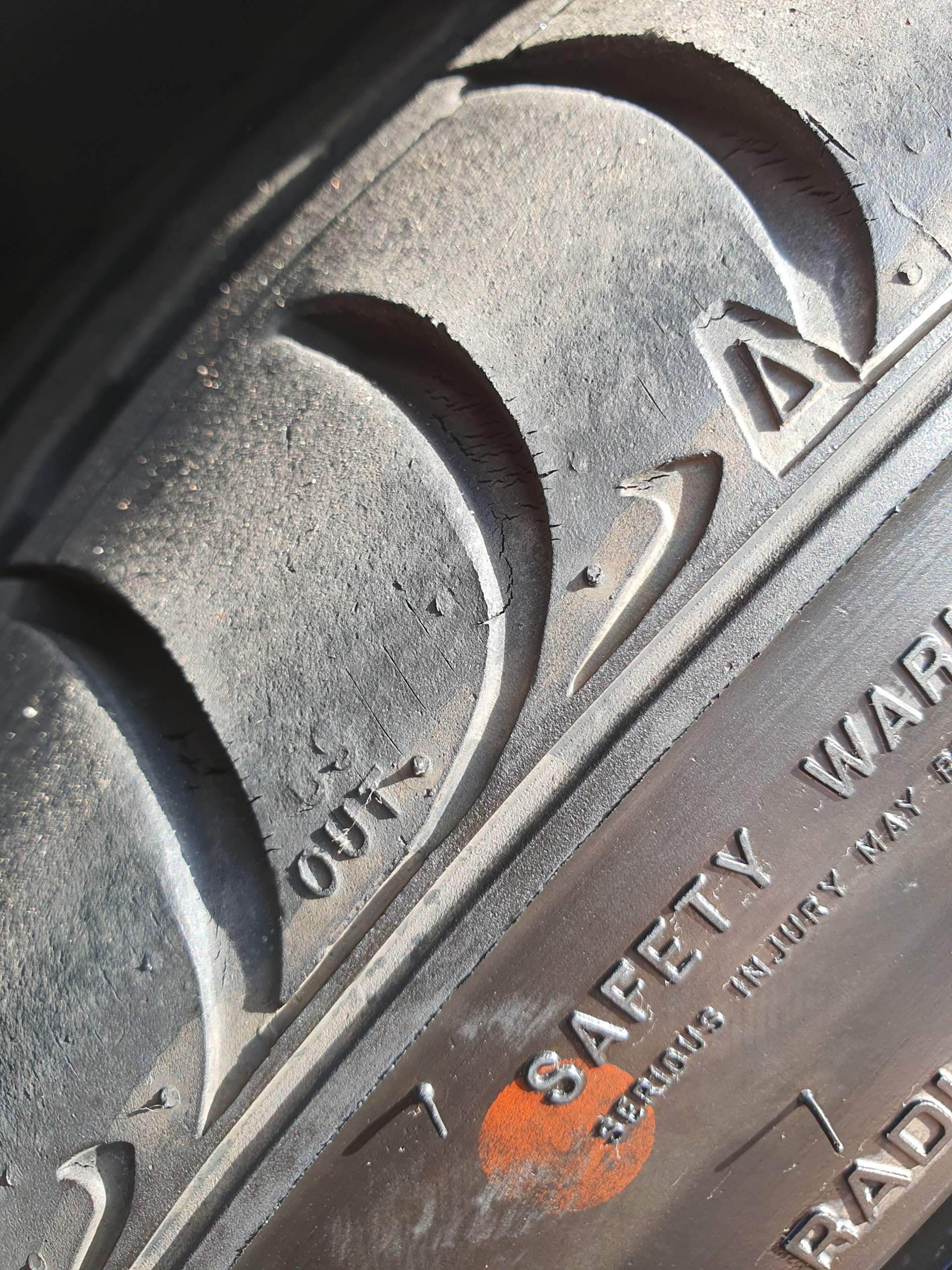 Risse im Reifen. Austauschen oder noch fahrbar? (Felgen, KFZ)