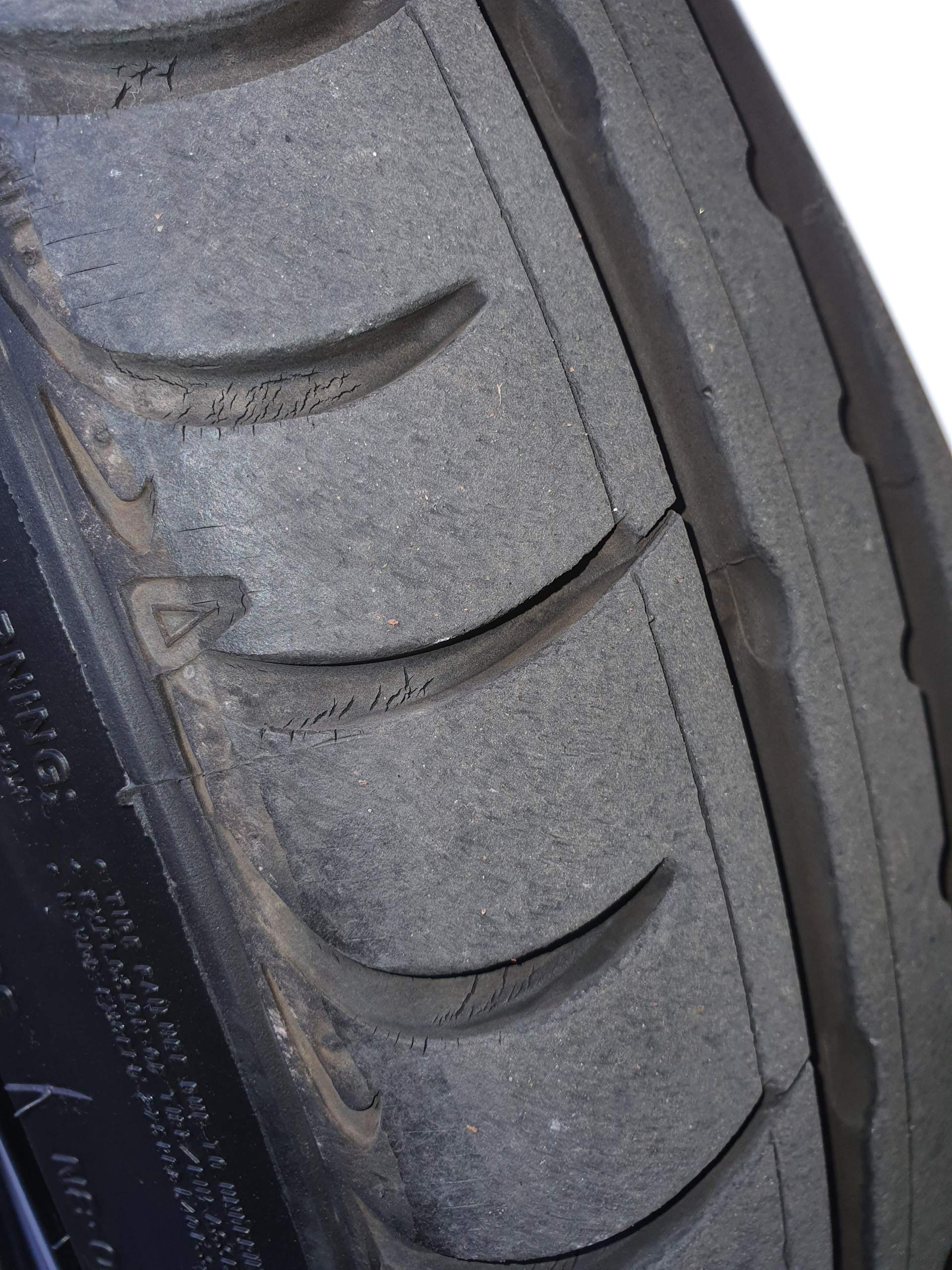 Risse im Reifen. Austauschen oder noch fahrbar? (Felgen, KFZ)
