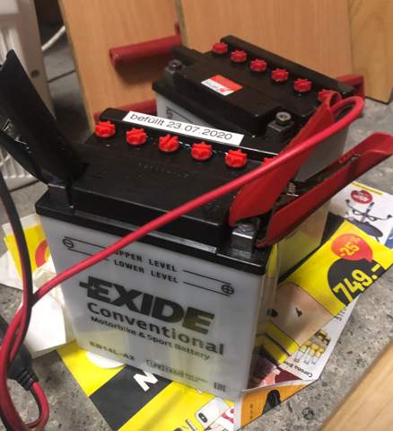 wieso kommt aus dieser batterie saure heraus