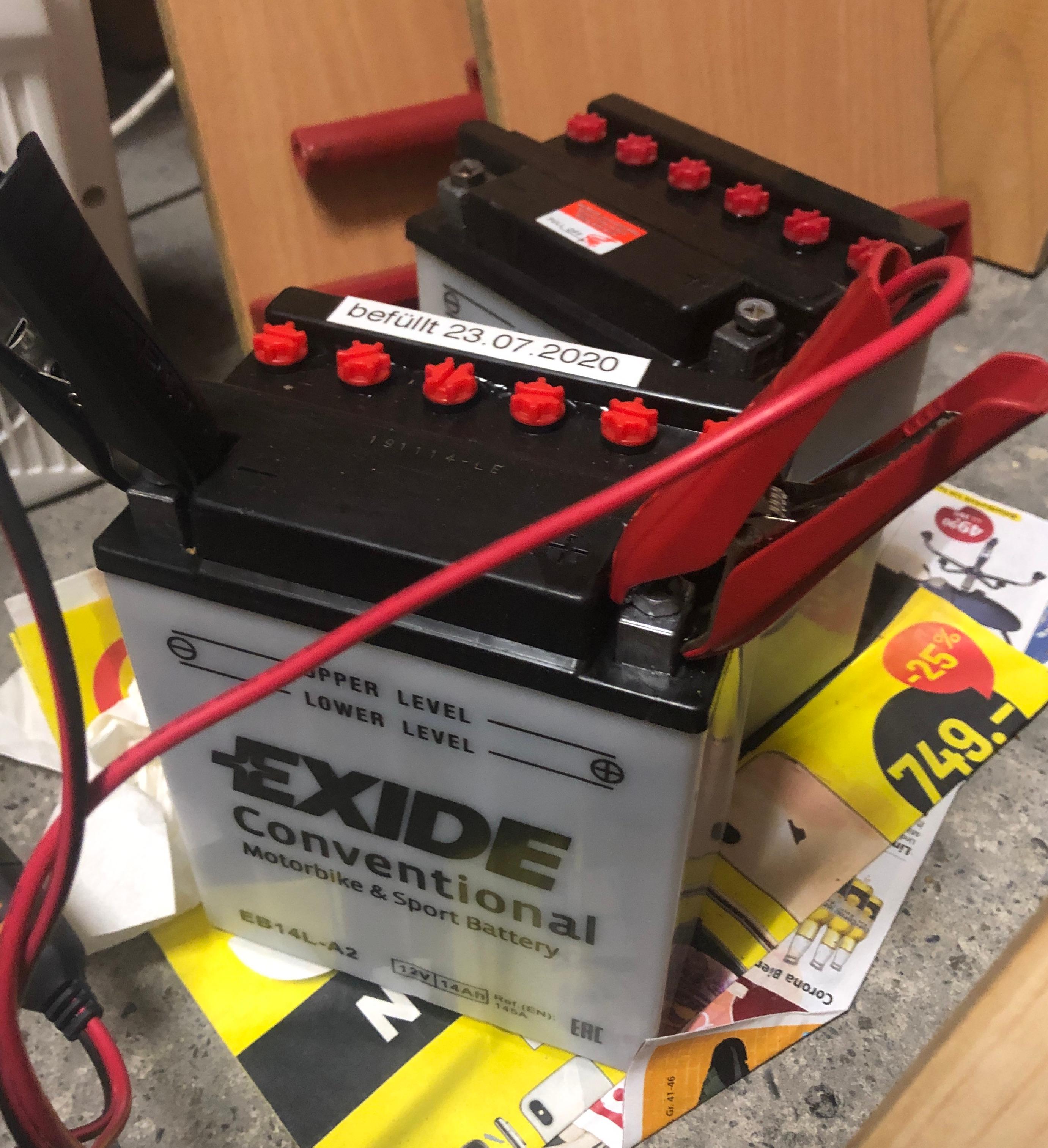 wieso kommt aus dieser batterie saure heraus